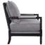 Chaise traditionnelle rembourrée grise pour un look intemporel avec une touche de charme romantique