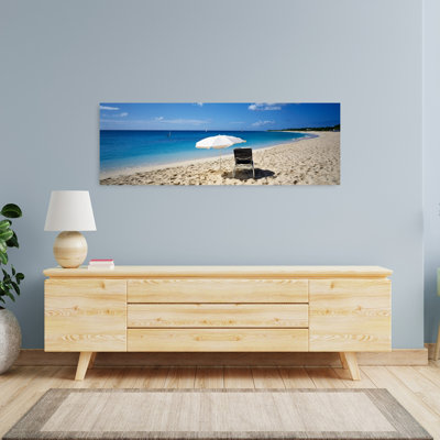 Simple chaise de plage et parasol sur le sable, Saint-Martin, Antilles françaises, océan, art mural