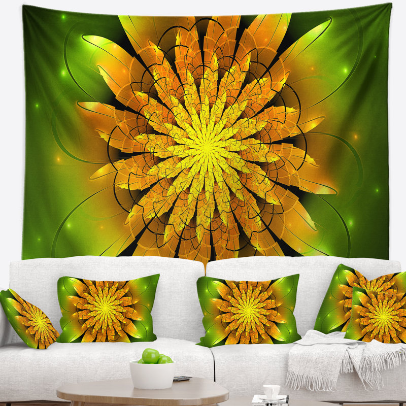 Fleur jaune vif sur tapisserie vert, H 32 po x l 39 po