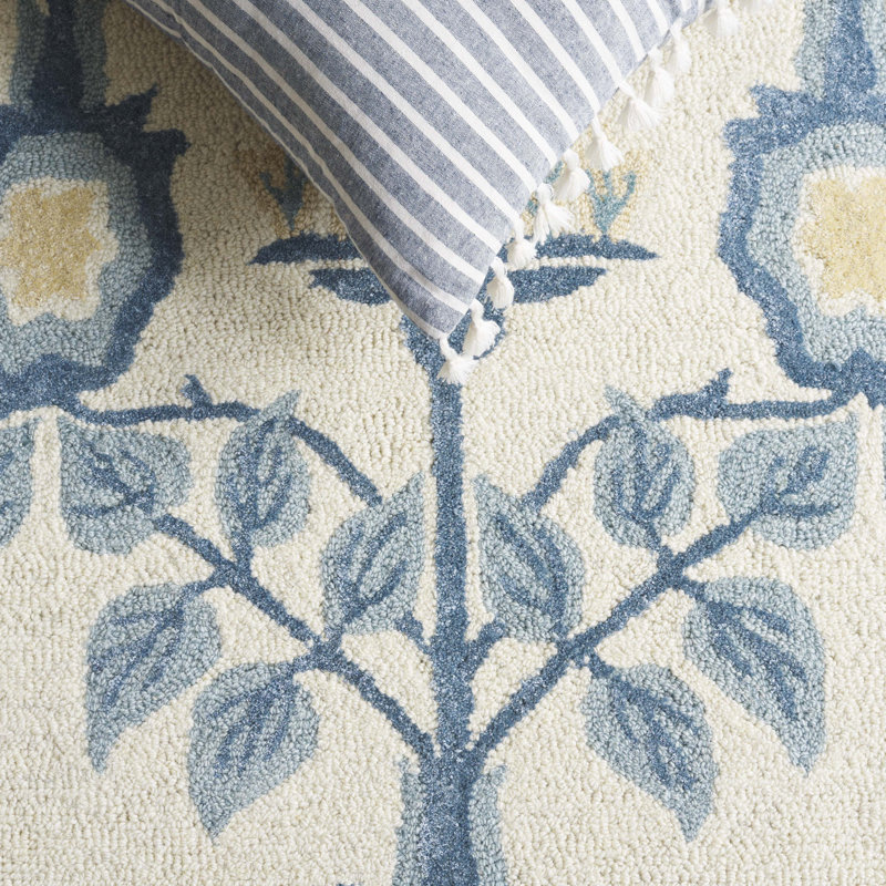 Tapis en laine, coton et viscose touffeté à la main ivoire et bleu Louella, Rectangle 5 pi x 8 pi