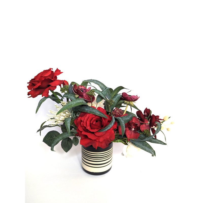 Arrangement de roses rouges en soie dans un vase