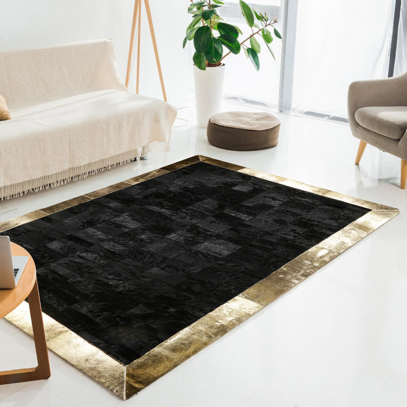 Tapis noir en peau de vache véritable avec bordure dorée, Rectangle 3 pi x 3 pi 4 po