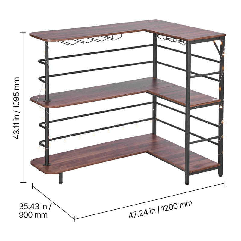 Étagère de bar en forme de L à 3 niveaux avec structure métallique et surfaces en panneaux de particules, porte-verres intégré et éclairage DEL d'ambiance. Finition noyer. Présentoir à spiritueux idéal pour sous-sol, cuisine, salon ou pub.