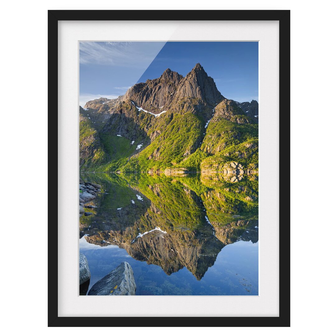 Gerahmtes Papierbild Berglandschaft mit Wasserspiegelung in Norwegen