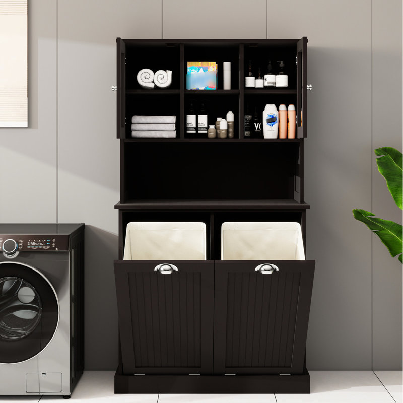 Armoire de salle de bain inclinable - noire. Fabriqué avec E1,. Capacité de charge de 150 lb. Économisez de l'espace grâce aux tablettes réglables. Gardez le linge dans des sacs amovibles. Poignée carrée simple mais élégante. Enduit brillant