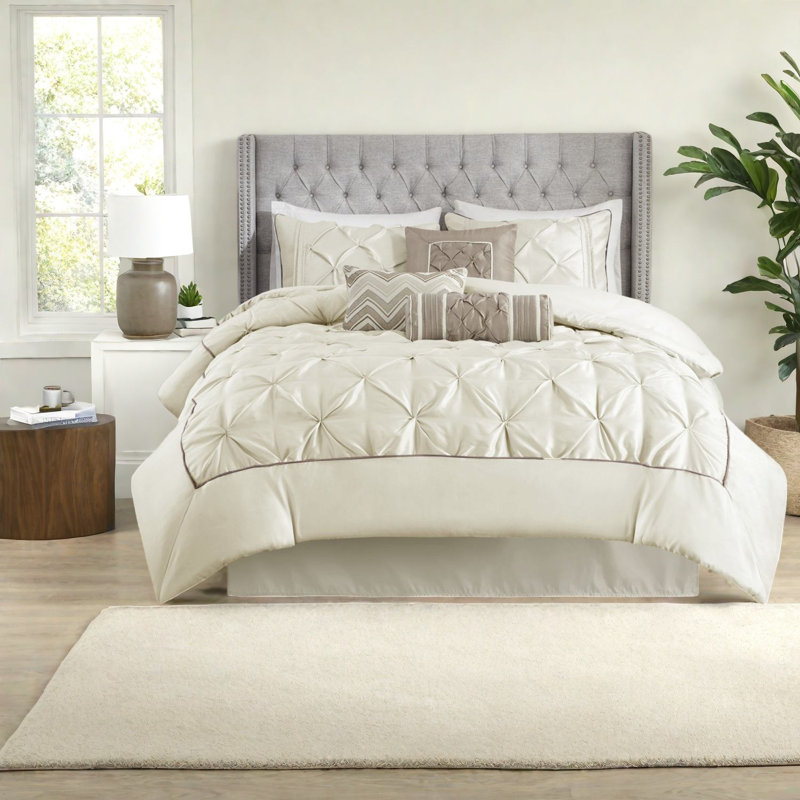 Ensemble de literie capitonné élégant, polyester ivoire, décoration de chambre sophistiquée