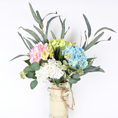 Arrangement floral d'hortensias artificiels en pot