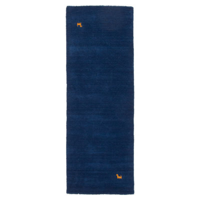 Les tapis Gabbeh sont fabriqués à la main avec des poils très hauts et des motifs très simples et stylisés.