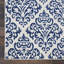 Tapis blanc et bleu marine avec motif floral damassé-27321229
