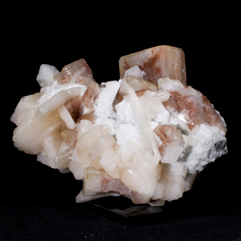 Apophyllite exceptionnellement rare avec stilbite sur calcédoine