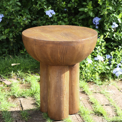 Table d'appoint brune à trois pieds, résistante aux intempéries, avec grain de bois, parfaite pour la décoration, large de 16 pouces, table de patio extérieure de 14,44 lb en brun, imperméable et résistante aux insectes, convenant comme support pour plante, 18,04 po