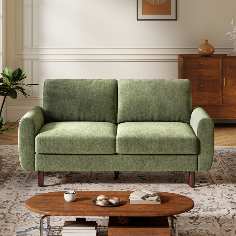 Canapé deux places de style Mid-Century de 173 cm (68 pouces) avec accoudoirs arrondis, pieds en bois massif et assise légèrement ferme, idéal pour les petits espaces.