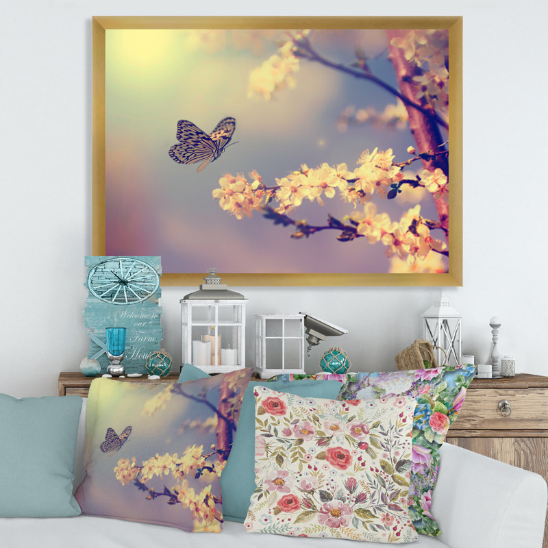 «Vintage Butterfly Flying To A White Flower», reproduction sur toile, H 24 po x l 32 po x P 1,5 po, Toile encadrée d'or