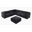 Canapé modulaire en tissu 6 places, comprenant un module d'angle et plusieurs sièges indépendants, jumelé avec des repose-pieds carrés du même matériau.-1005049093