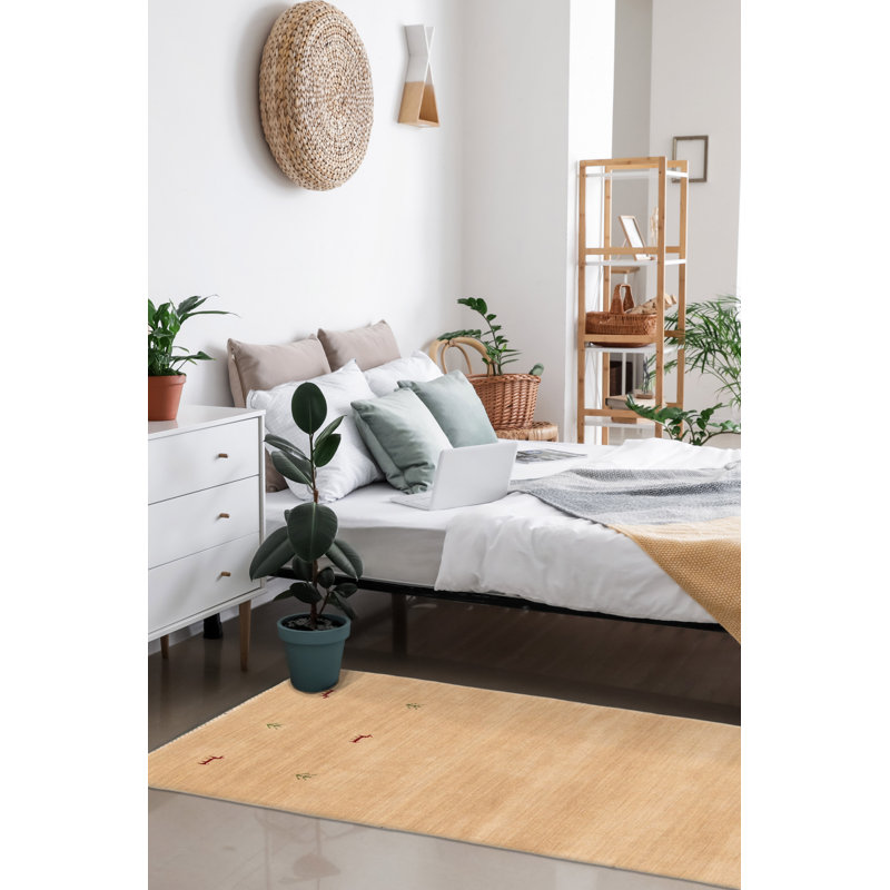 Les tapis Gabbeh sont fabriqués à la main avec des poils très hauts et des motifs très simples et stylisés.
