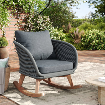Chaise berçante grise de 29,5 po, coussins moelleux, structure en bois, idéale pour les espaces intérieurs et extérieurs comme le patio, le balcon, le salon, combinant une chaise robuste avec des coussins fiables