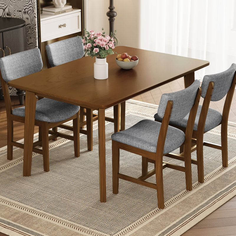 5 tables de salle à manger rustiques composées d'une table rectangulaire en bois massif et de 4 chaises rembourrées, idéales pour les petits soupers à la maison