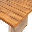 Table de salle à manger d'extérieur en bois avec finition, plateau brun à lattes pour une esthétique soignée.