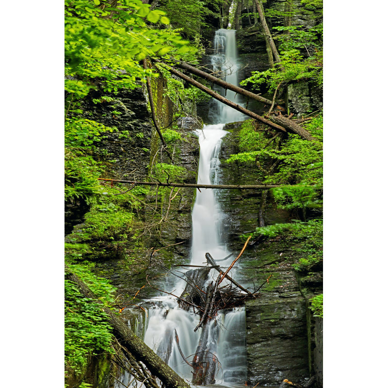 «Vertical Falls II» par James McLoughlin - photographie sur toile tendue, H 12 po x l 8 po