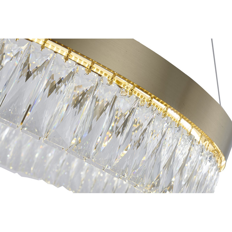 Ce lustre à DEL exquis possède une finition dorée. Le cadre est fabriqué en acier inoxydable dans une forme ronde, et il est livré avec des accents de cristal transparent. L'ampoule DEL est intégrée au cadre. Les liens de cordon réglables rendent