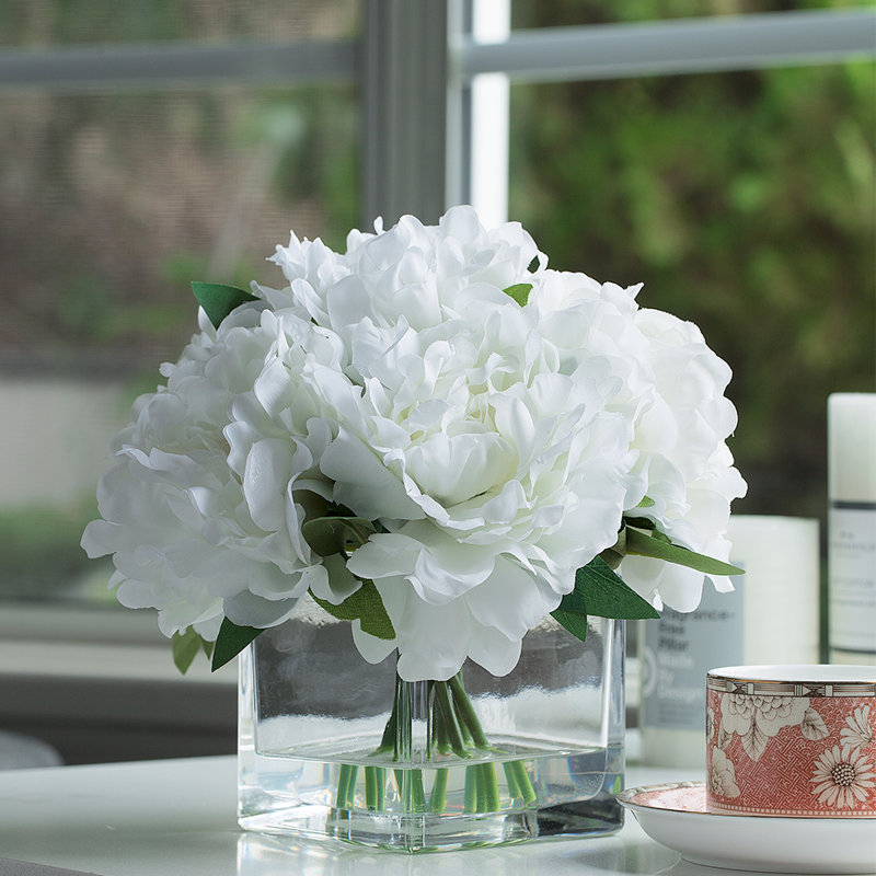 Arrangements floraux de pivoines dans un vase