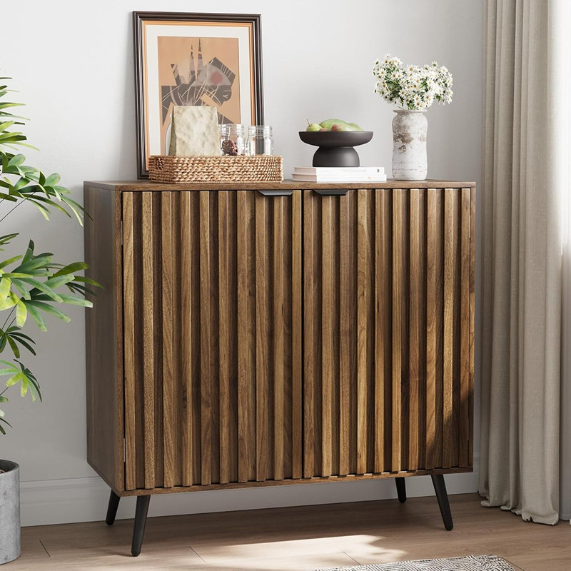 Buffet en noyer cannelé avec pieds en métal et tablette réglable