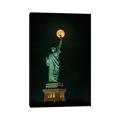 Statue Of Liberty by Hua Zhu - Wrapped Canvas Print