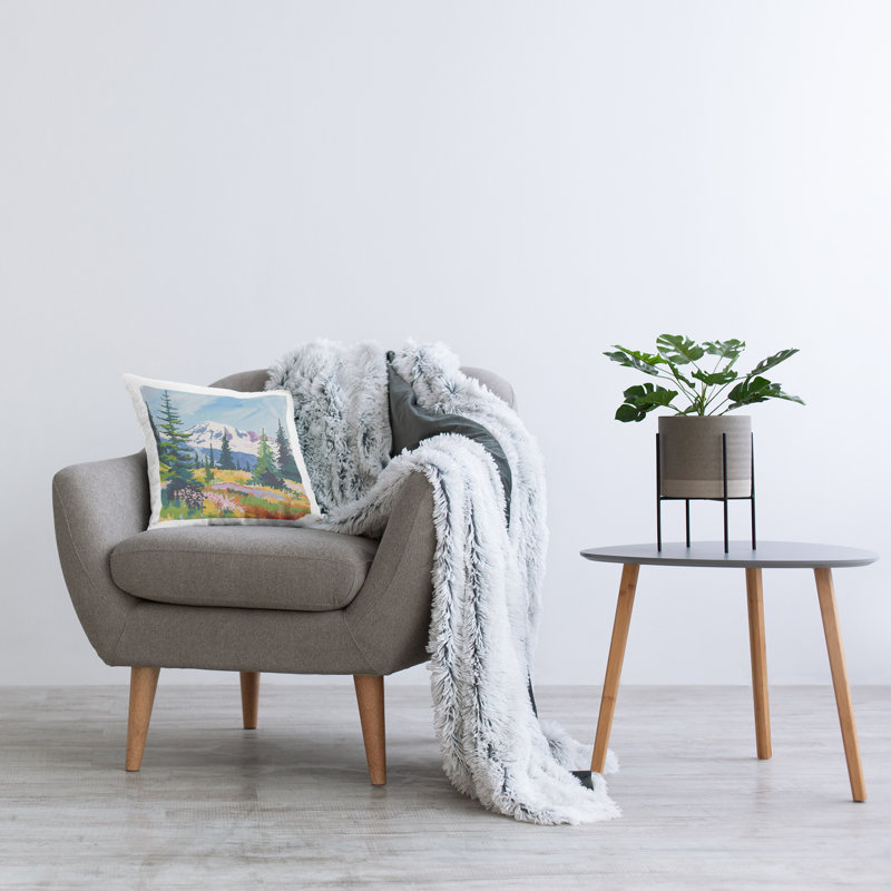 Coussin décoratif à imprimé moderne Modern Snow Capped Mountain, design par Walker Noble