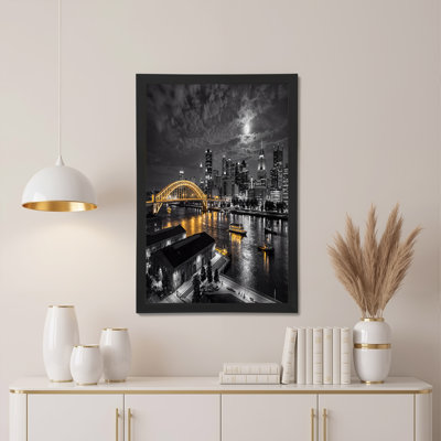 Toile noire et blanche avec pont jaune la nuit