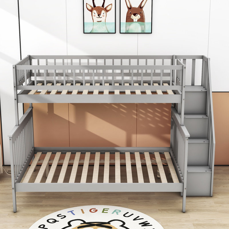 Lit superposé simple au-dessus d'un lit double en bois avec tablettes, gris