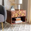 Élégante table de chevet l 19,1 po en noyer Kershaw - Design contemporain élégant avec tiroir sculpté et laiton-1008557039
