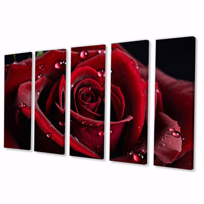 Rose rouge avec gouttes de pluie III - impression sur toile florale - 5 panneaux égaux