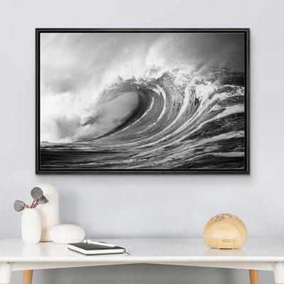 Plage côtière, vagues en noir et blanc, mer nautique
