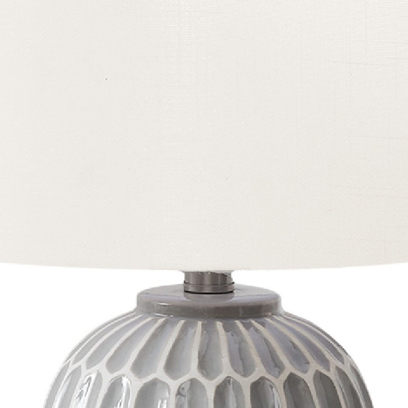 Lampe de table Ucio, 22 po, corps en céramique gris géométrique, abat-jour ivoire, Gris / Blanc