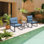 Ensemble bistro 3 pièces Ebern Designs Ensemble de patio avec 2 chaises berçantes en osier noir assorties à des coussins bleu de cobalt et 1 table à plateau en verre pour Countyard, près de la piscine