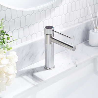 Single-Hole Single-handle Bathroom Faucet with Drain Assembly