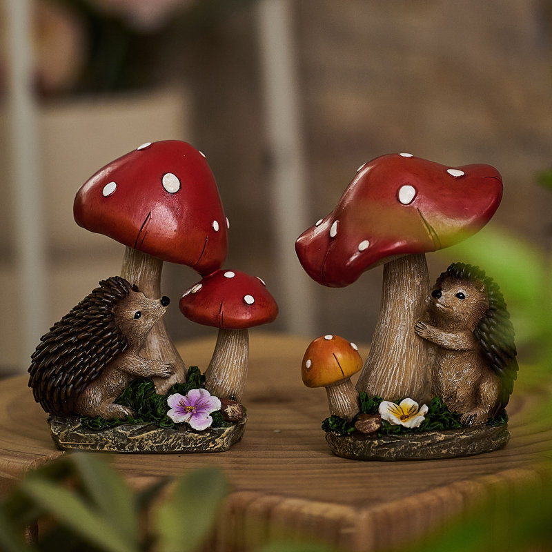 Ensemble de 2 jolies hérissons assis en résine sur un champignon 
