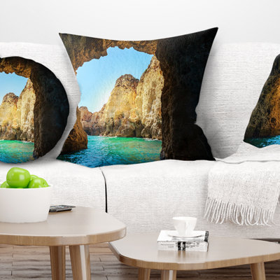 Coussin Seashore Sea à travers Rocky Cave Portugal