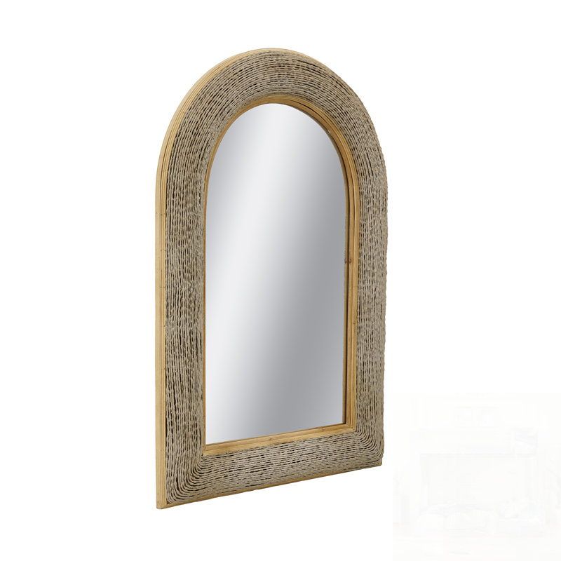 Le miroir tissé texturé ajoute de la profondeur et du charme côtier à n'importe quelle pièce
