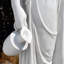 Statue de dame classique avec bol