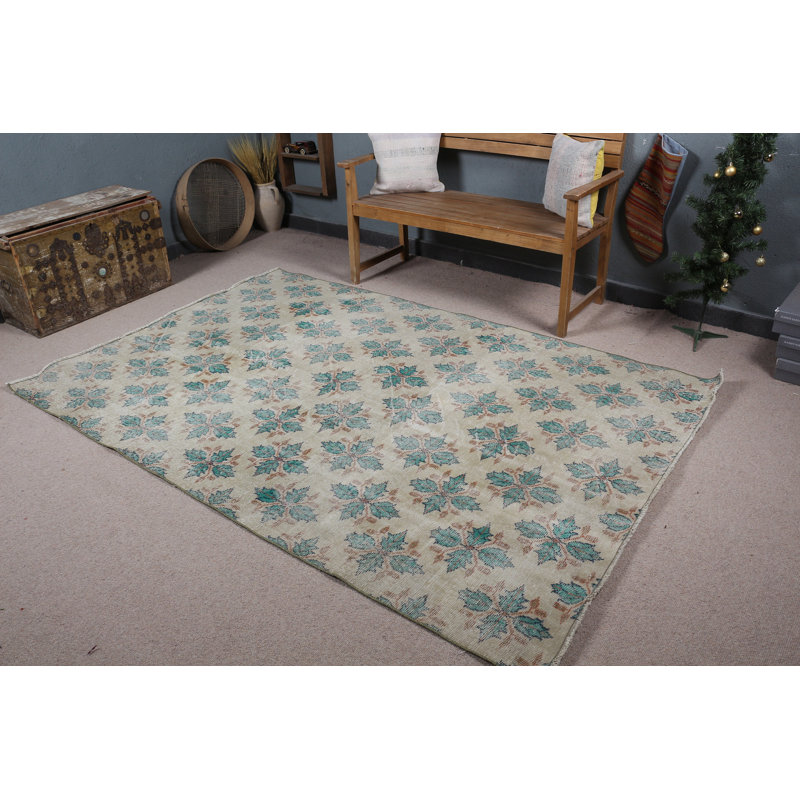 Tapis turc rétro à motif floral idéal pour le salon et pour ajouter une touche bohémienne