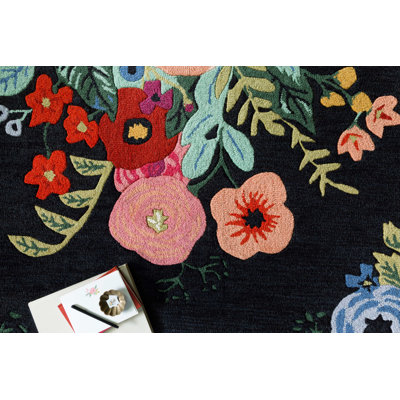 Tapis noir Rifle Paper Co. x Loloi Les Fleurs LES-03
