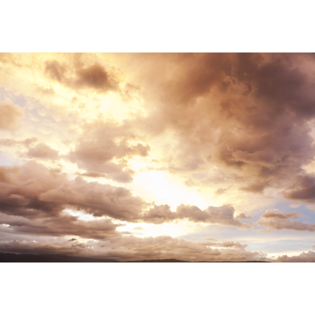 Wolkenlandschaft über den Bergen von Patrickheagney - Kunstdrucke auf Leinwand