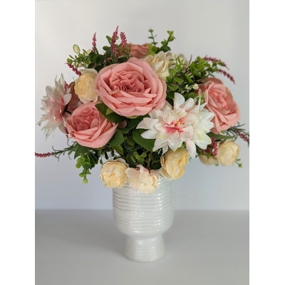 Arrangement de soie mélangée dans un vase