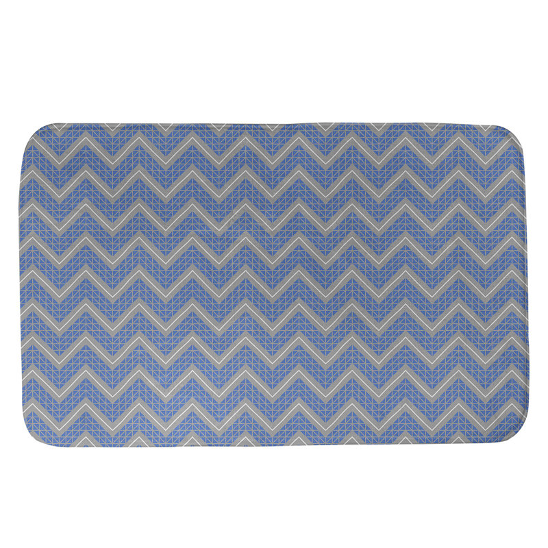 Tapis pour salle de bain à motif à chevrons à la main Stephenie, l 17 po x L 24 po, Bleu / Gris