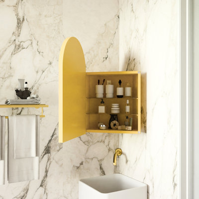 Armoire 18 po x 24 po en métal doré mat avec miroir arqué et tablettes réglables pour un rangement amélioré dans la salle de bain