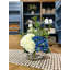 Hortensia et chardon Holland dans un vase en verre