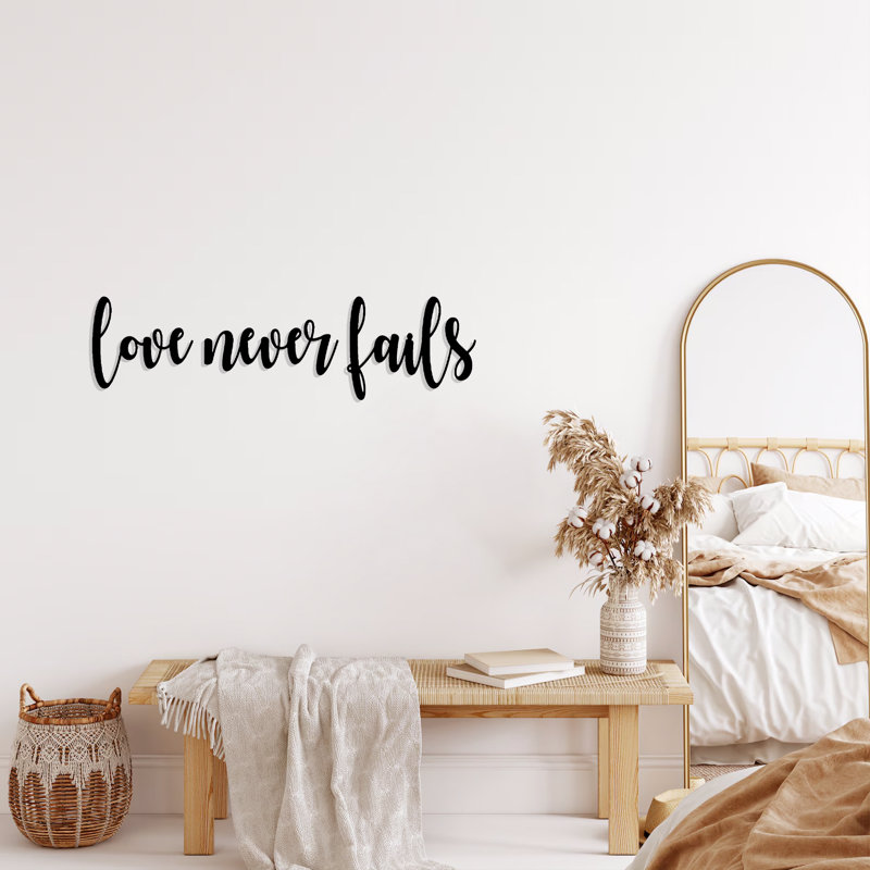 «Love Never Fails», art mural, H 3,3 po x l 12 po x P 1 po, Black