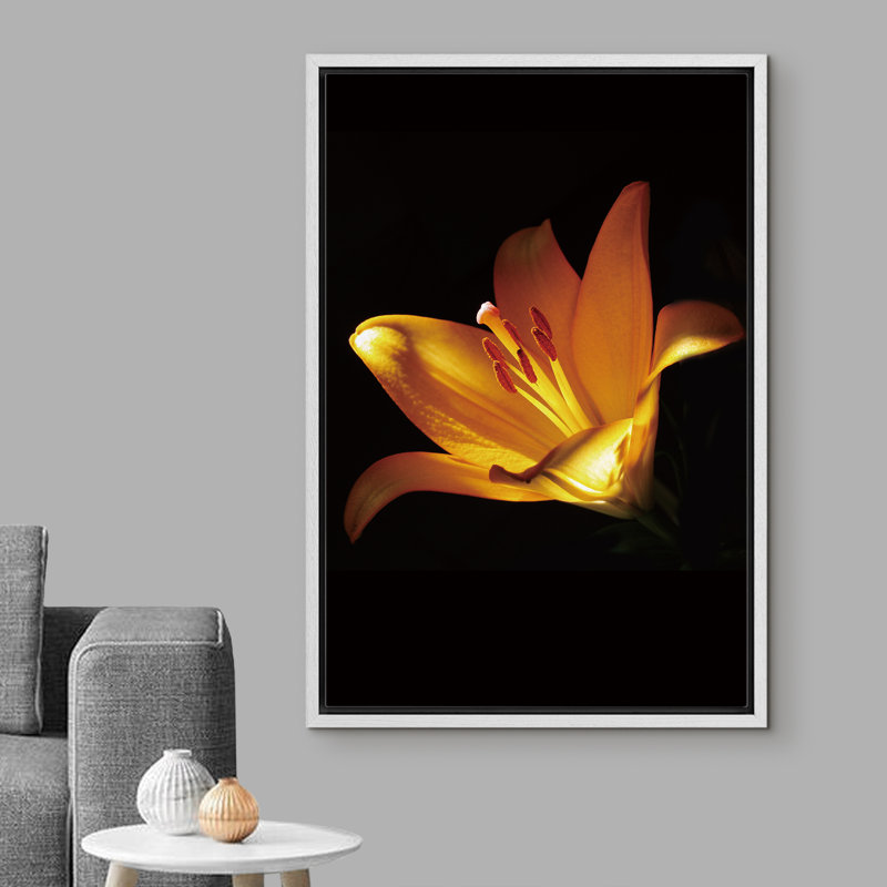 Gros plan sur une fleur tropicale lys - photographie sur toile à cadre flottant, H 24 po x l 16 po x P 1,5 po, Cadre blanc