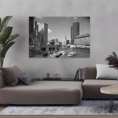 «1960S Chicago River From Michigan Avenue», Sun Times, bâtiment à droite et bateaux dans la rivière
